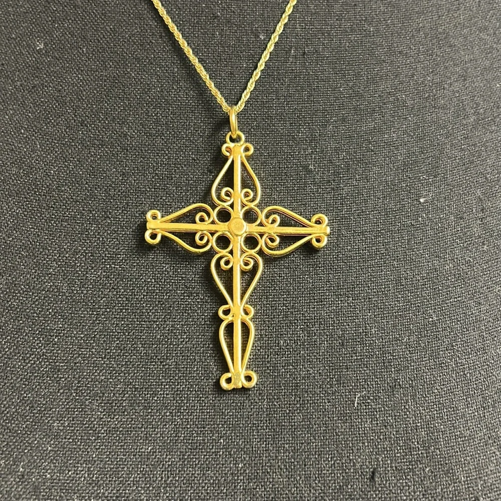 Necklace Elegant Gold Cross Pendant Necklace, 18” Excellent Condition